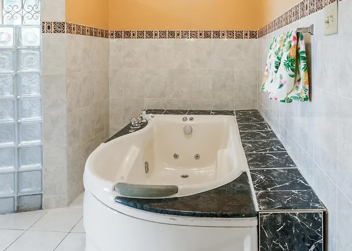 Yanceylargo-6br Two-story Estate With Mountain Views * Montego Bay