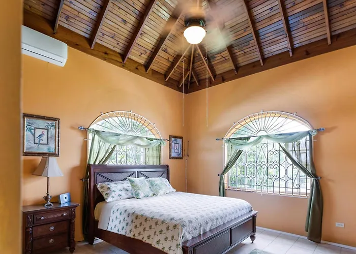 Villa Yanceylargo-6br Two-story Estate With Mountain Views Montego Bay