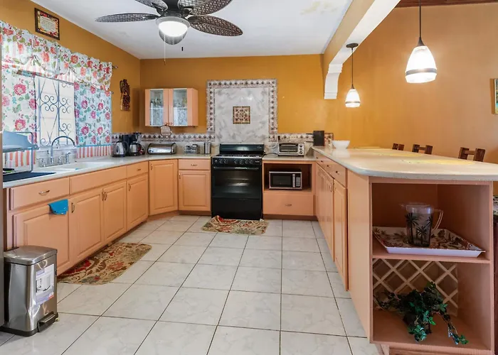 Yanceylargo-6br Two-story Estate With Mountain Views