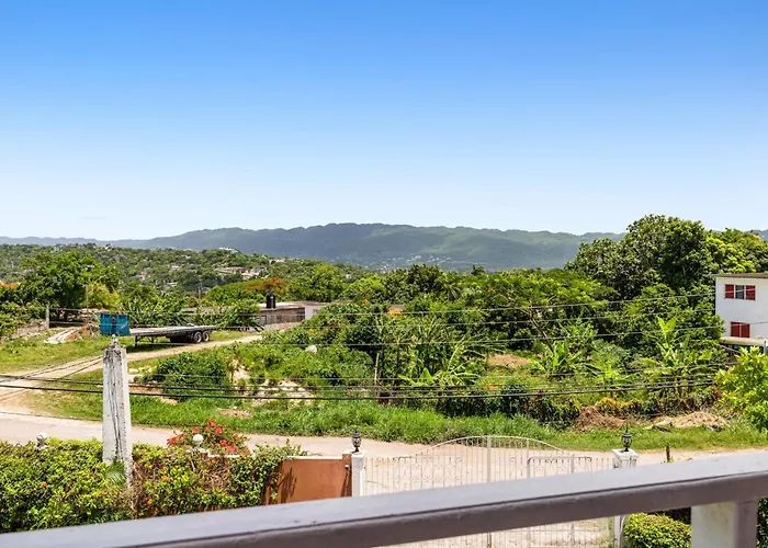Yanceylargo-6br Two-story Estate With Mountain Views