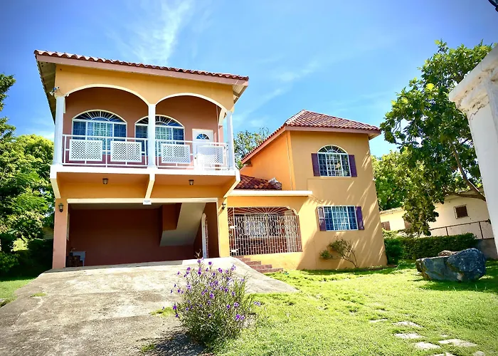 Villa Yanceylargo-6br Two-story Estate With Mountain Views