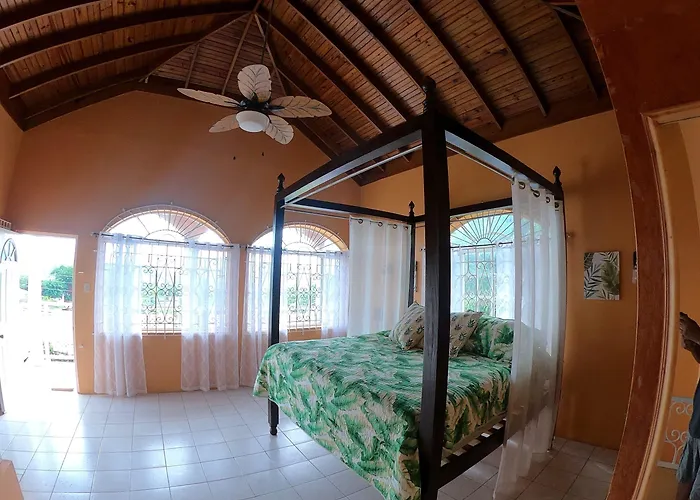 Villa Yanceylargo-6br Two-story Estate With Mountain Views
